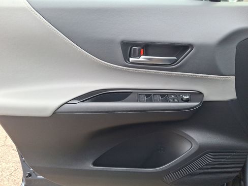 Used 2023 Toyota Venza LE image 12