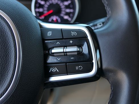 Used 2024 Kia Carnival LX FWD image 16