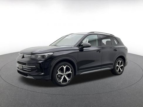 Used 2026 Volkswagen Tiguan SE AWD/4WD image 3
