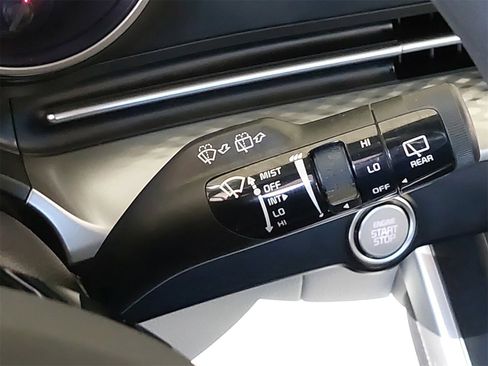 Used 2024 Kia Carnival LX image 20