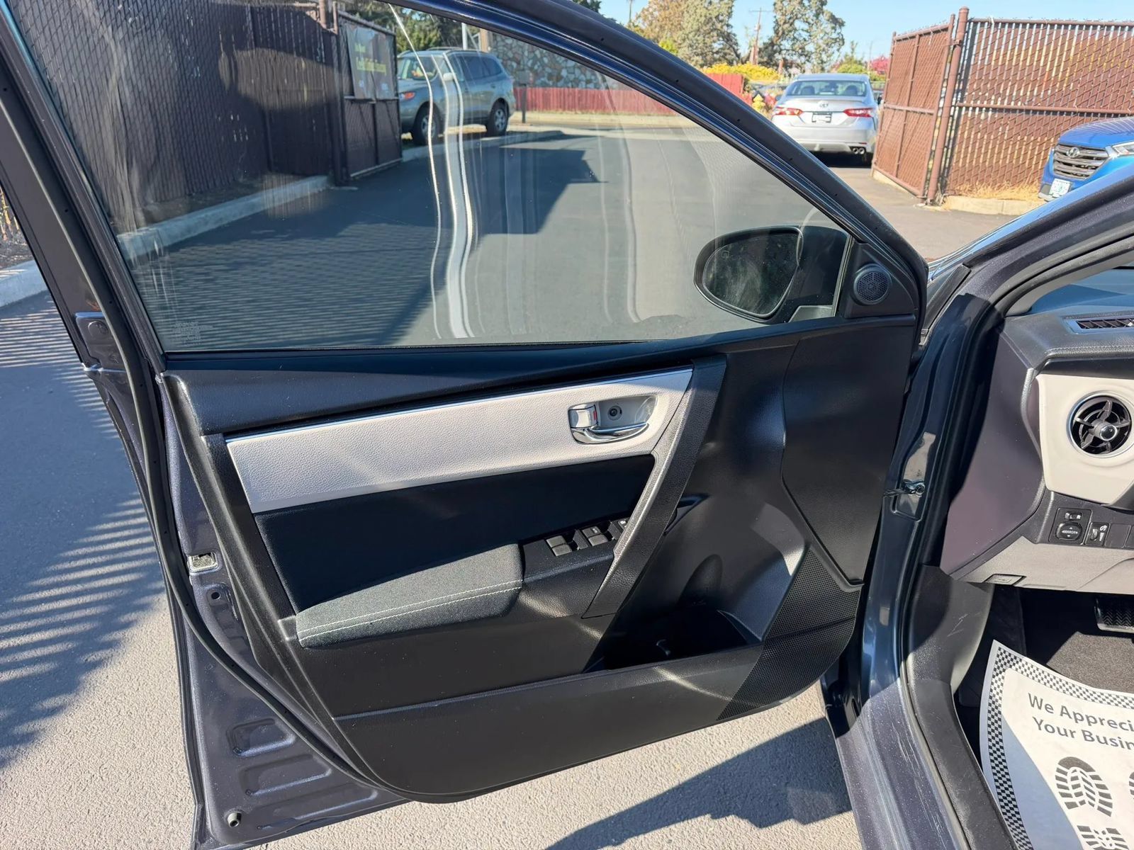 Used 2017 Toyota Corolla LE FWD image 9