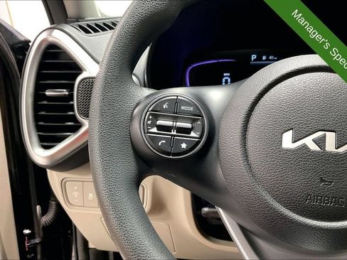 Used 2025 Kia Soul LX w/ LX Technology Package FWD image 23