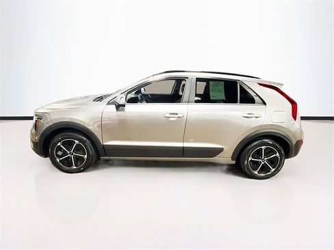 Used 2023 Kia Niro EX image 4