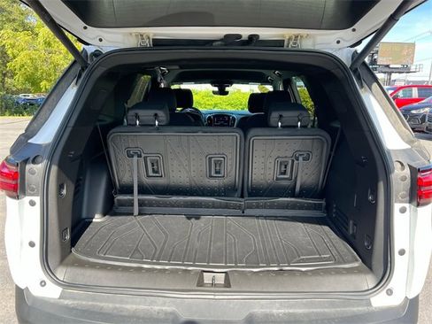 Used 2023 Chevrolet Traverse LT w/ Rear Camera Mirror Package image 24