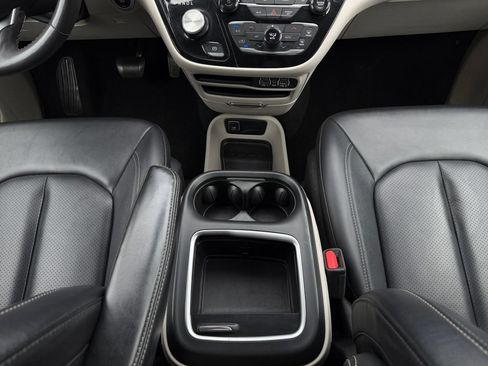 Used 2024 Chrysler Pacifica Touring-L FWD image 22