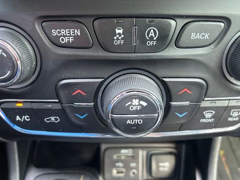 Used 2015 Jeep Cherokee Trailhawk w/ Comfort/Convenience Group AWD/4WD image 13