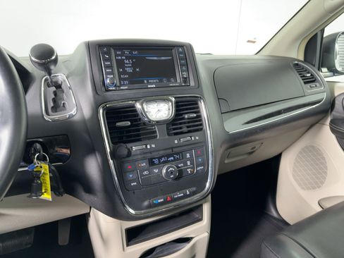 Used 2014 Chrysler Town & Country Touring image 24