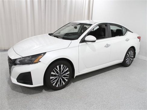 Used 2023 Nissan Altima 2.5 SV image 3