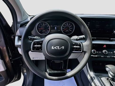 Used 2022 Kia Carnival LX FWD image 12