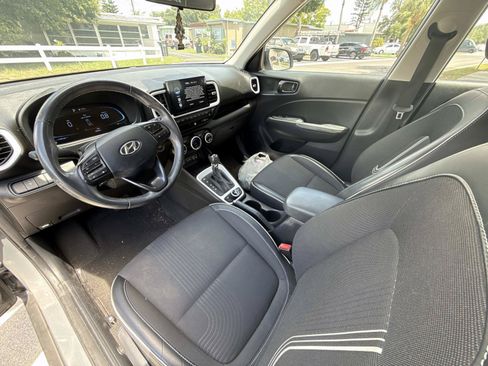 Used 2023 Hyundai Venue Limited w/ Cargo Package FWD image 4