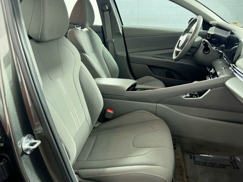 Used 2025 Hyundai Elantra SEL image 29