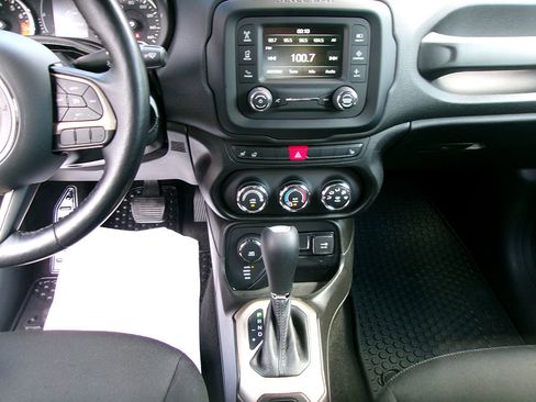 Used 2017 Jeep Renegade Latitude w/ Cold Weather Group image 15