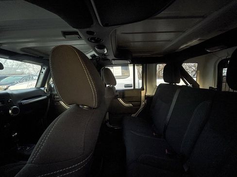 Used 2017 Jeep Wrangler Unlimited Sahara image 7