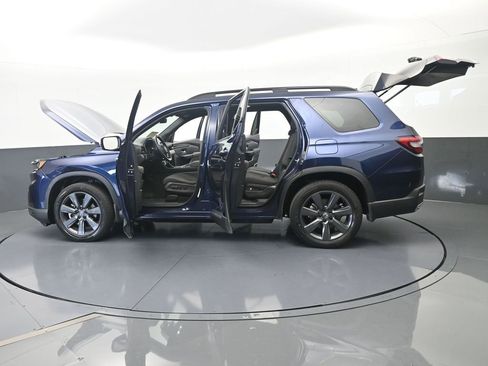 Used 2025 Honda Pilot Sport image 3