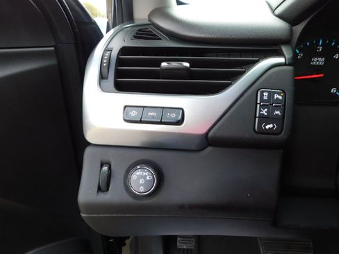 Used 2018 Chevrolet Suburban Premier image 34