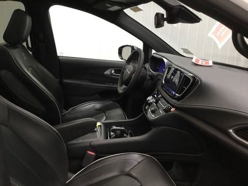 Used 2025 Chrysler Pacifica Limited FWD image 43