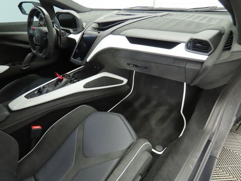 Used 2024 Lamborghini Revuelto image 18