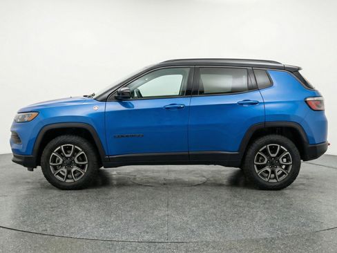 Used 2025 Jeep Compass Trailhawk AWD/4WD image 5