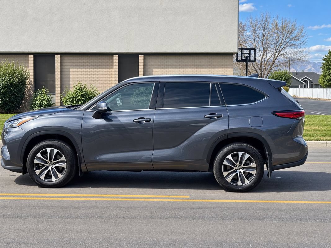 Used 2020 Toyota Highlander XLE AWD/4WD image 2