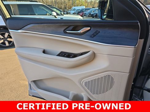 Used 2025 Jeep Grand Cherokee Limited w/ Black Appearance Package image 27