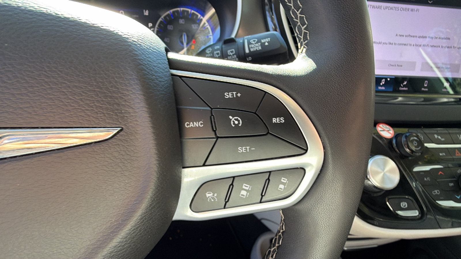 Used 2024 Chrysler Pacifica Touring-L FWD image 24