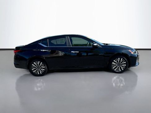 Certified 2025 Nissan Altima 2.5 SV FWD image 10