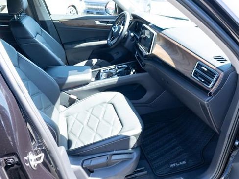 Certified 2025 Volkswagen Atlas SE image 44