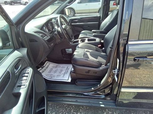 Used 2014 Chrysler Town & Country S image 11