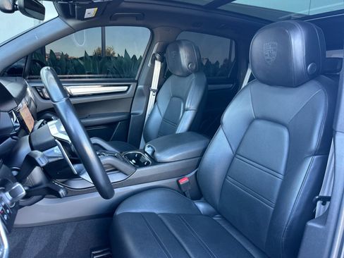 Used 2023 Porsche Cayenne Platinum Edition AWD/4WD image 5