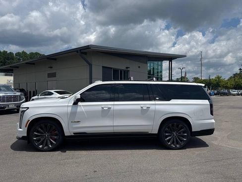 Used 2025 Cadillac Escalade ESV V AWD/4WD image 2