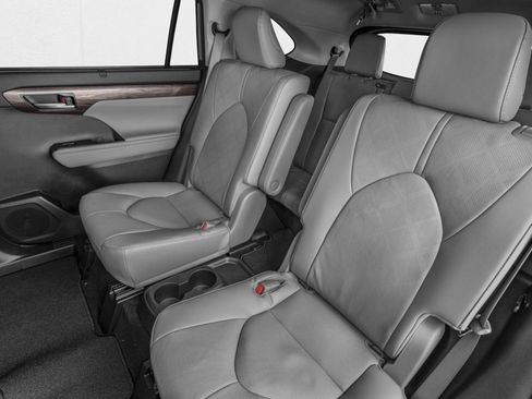 New 2026 Toyota Highlander Platinum AWD/4WD image 9