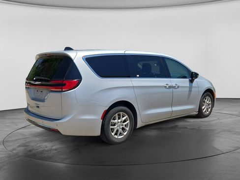Used 2024 Chrysler Pacifica Touring-L FWD image 10