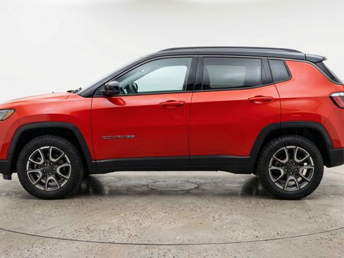 Used 2025 Jeep Compass Trailhawk image 5