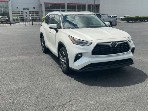 Used 2021 Toyota Highlander XLE AWD/4WD image 3