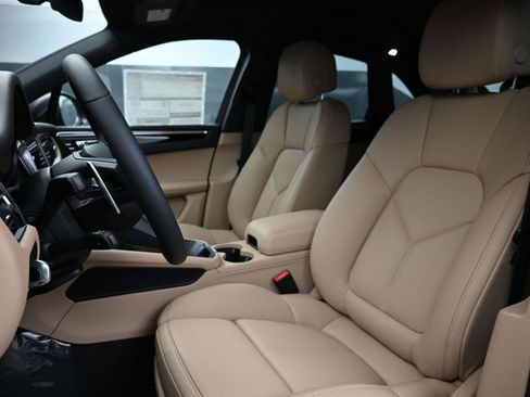 Certified 2025 Porsche Macan AWD/4WD image 5
