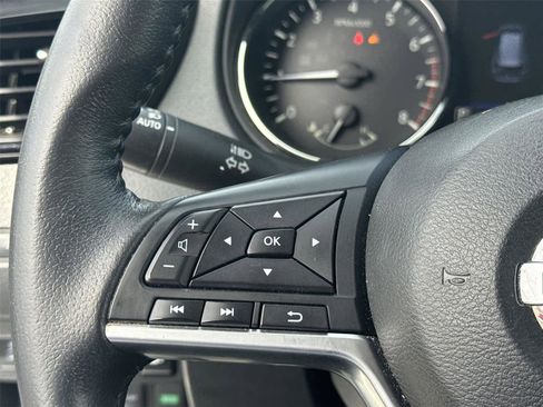 Used 2020 Nissan Rogue SV image 18