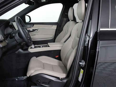 Certified 2025 Volvo XC90 B6 Ultra image 31
