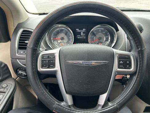 Used 2012 Chrysler Town & Country Touring w/ Entertainment Group #1 FWD image 12