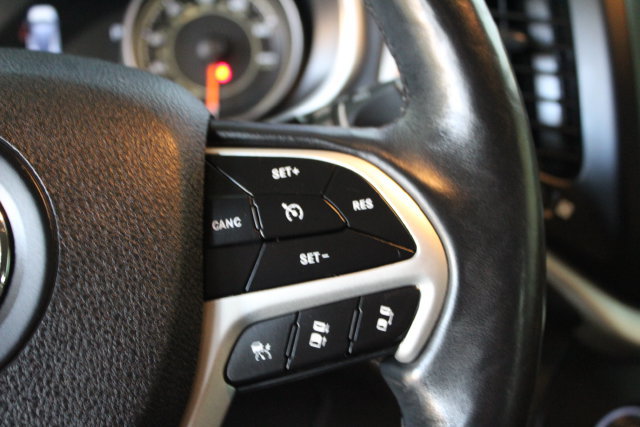 Used 2018 Jeep Cherokee Trailhawk AWD/4WD image 17