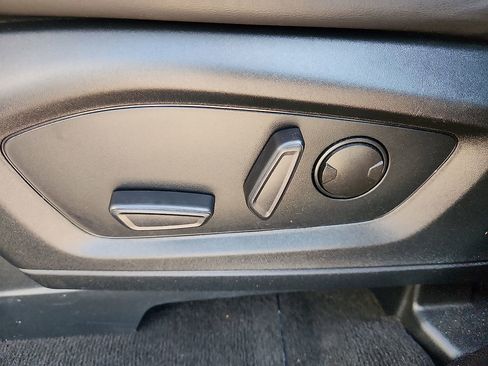 Used 2022 Ford Explorer XLT w/ Equipment Group 202A image 8