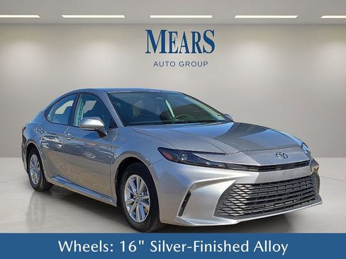 Used 2025 Toyota Camry LE image 8