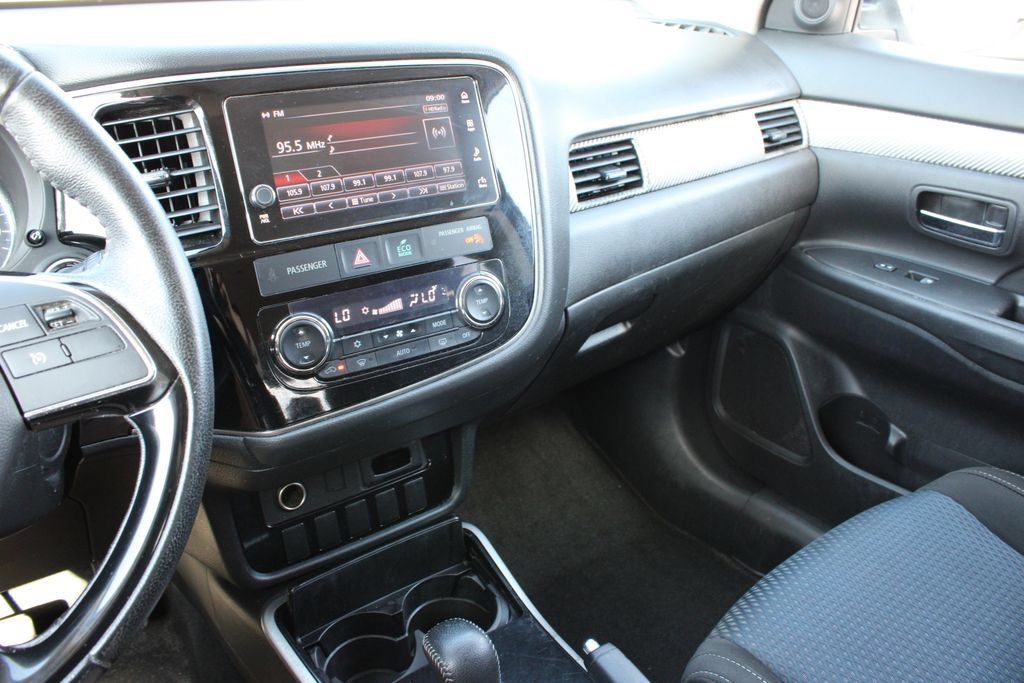 Used 2018 Mitsubishi Outlander SE FWD image 8