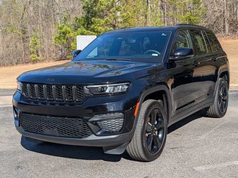 Used 2023 Jeep Grand Cherokee Altitude RWD image 5
