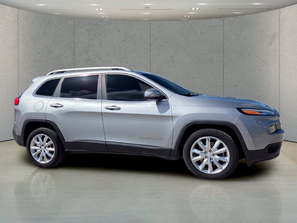Used 2017 Jeep Cherokee Limited w/ Technology Group FWD image 3