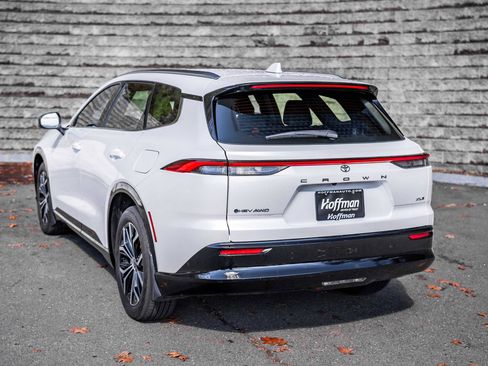 Certified 2025 Toyota Crown Signia XLE image 9