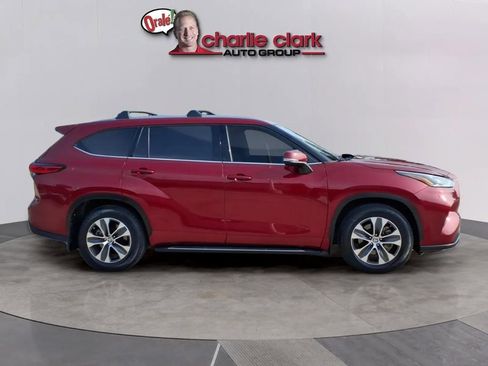 Used 2021 Toyota Highlander XLE FWD image 6