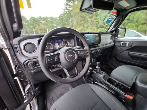 Used 2024 Jeep Gladiator Willys image 14