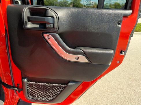 Used 2015 Jeep Wrangler Unlimited Sahara w/ Connectivity Group AWD/4WD image 30