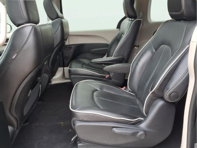 Used 2023 Chrysler Pacifica Limited FWD image 20