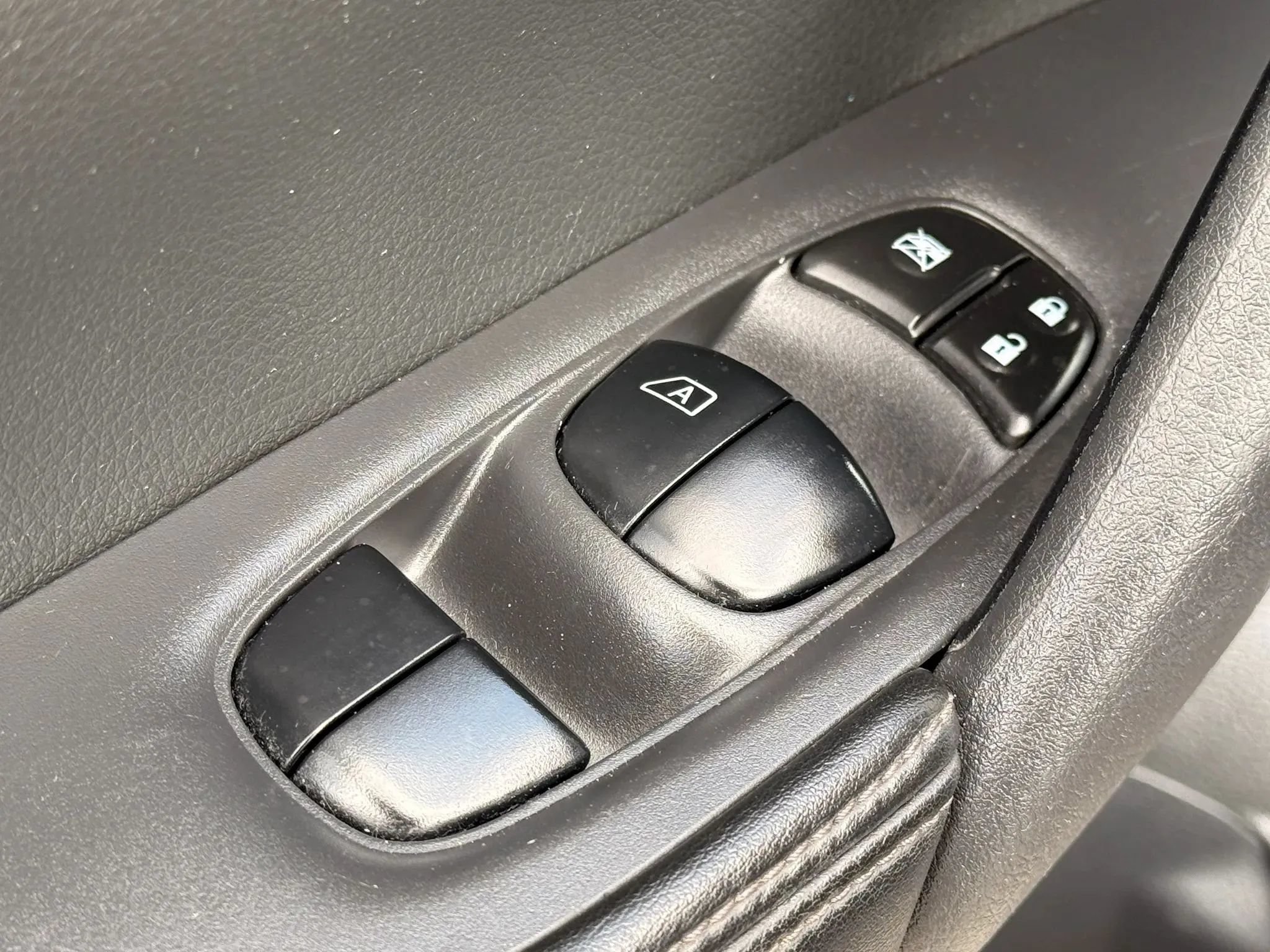 Used 2018 Nissan Rogue SV AWD/4WD image 23